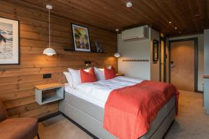 GaustablikkGaustablikk Fjellresort的卧室配有一张床铺,位于带木墙的房间内