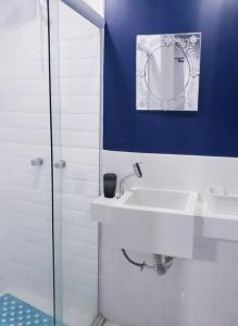 萨尔瓦多Ondina vista mar的白色的浴室设有水槽和镜子