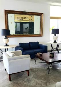 萨尔瓦多Ondina vista mar的客厅配有蓝色的沙发和镜子