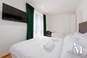 Stari LazGorska idila - Villa Jela的卧室配有白色床和毛巾