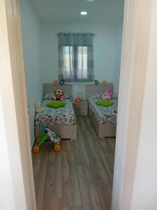 维多利亚Casa del Contadino的带儿童卧室的客房内的两张床