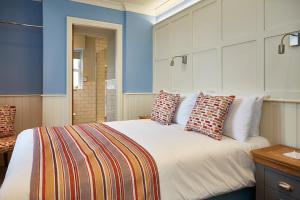 特雷杜尔特雷杜尔海湾酒店的卧室配有带枕头的大型白色床