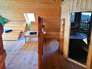 普列维扎Ubytovanie v Superior izbách v podkroví Koliba Pacho的小木屋内的客房铺有木地板