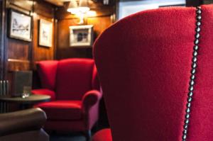 班伯里The Three Pigeons Inn的红色椅子和红色椅子,上面有链条