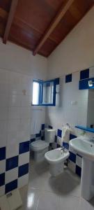 PalmeiraCasa Torre的一间带卫生间和水槽的浴室