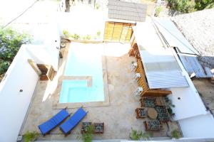 IMARA VILLA的享有带游泳池的房屋的空中景致