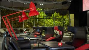 伦敦伦敦公园广场滨河酒店的餐厅设有红灯和桌椅