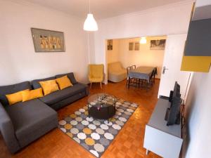 辛特拉Sintra T2 Rinchoa的客厅配有沙发和桌子