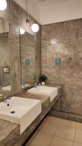 奥南海滩iRest Ao Nang的一间带两个盥洗盆和大镜子的浴室