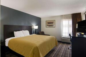 奥罗拉Quality Inn Aurora - Naperville Area的酒店客房,配有床和电视