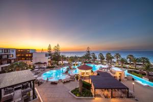 伊利索斯德安得瑞马雷得海滩酒店的享有带游泳池和海洋的度假村的空中景致
