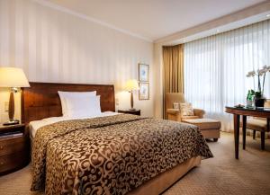 威斯巴登纳索尔霍夫酒店的酒店客房配有一张床、一把椅子和一张书桌
