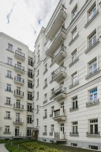 华沙华沙概念公寓的一座大型白色建筑,设有阳台