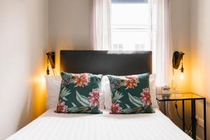 伦敦CitySpace Borough的一间卧室配有带两个枕头的床和窗户