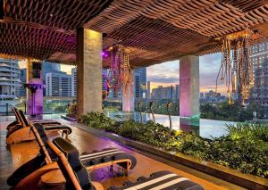 雅加达The Orient Jakarta, a Royal Hideaway Hotel的酒店大堂享有城市美景。