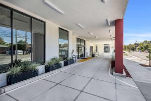 圣何塞La Quinta Inn & Suites by Wyndham San Jose Silicon Valley的人行道上一座空洞的建筑,上面有盆栽植物