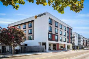 圣何塞La Quinta Inn & Suites by Wyndham San Jose Silicon Valley的街道上建筑物的 ⁇ 染