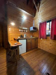 哈德内斯伊塔马尔山林小屋的一间厨房,内设木墙和桌子