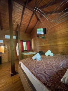 哈德内斯伊塔马尔山林小屋的木制客房内的一间卧室,配有一张床