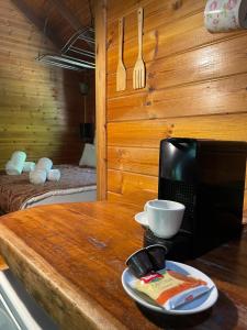 哈德内斯伊塔马尔山林小屋的带微波炉的木台和碗