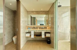马尼拉H2O酒店的一间带水槽和淋浴的浴室