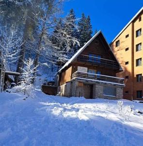 亚霍里纳Jahorina Villa Krila的建筑物旁的房屋