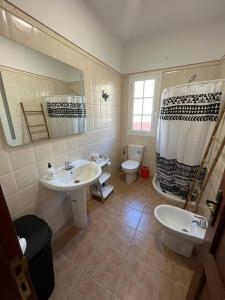 Caleta de InteriánChalet. Jardín, vistas, tranquilidad的浴室配有2个盥洗盆、卫生间和淋浴。