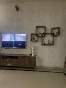 GujrātWarraich villa gt raod gujrat entire的客厅设有电视,位于木制娱乐中心