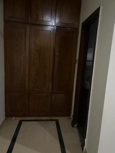 GujrātWarraich villa gt raod gujrat entire的空房间,设有木制橱柜和地板