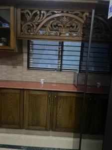 GujrātWarraich villa gt raod gujrat entire的厨房设有窗户和木制台面