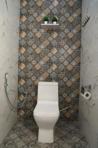海得拉巴The Nectar Hotel的浴室设有卫生间和瓷砖墙