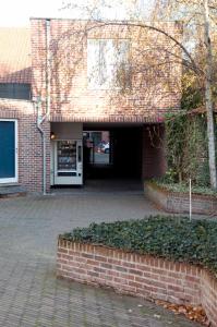鲁汶Room in Apartment - Condo Gardens Leuven - Student Flat Semiduplex的砖墙砖楼入口