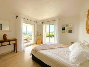 韦基奥圣露西港口Villa Dolce的一间卧室设有一张床和一个滑动玻璃门
