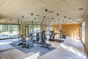索列尔港Hotel Eden Nord Soller的健身房设有数台跑步机和健身器材