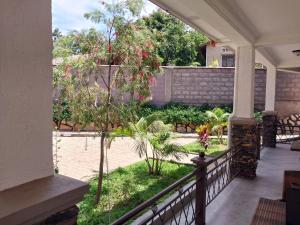 坎帕拉Travel Sanctuary Residence - Uganda的花园景门廊