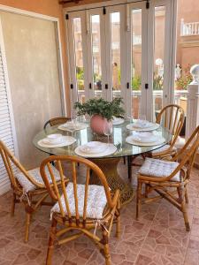 阿罗纳Hugo's holiday apartment in Costa del Silencio的一间设有玻璃桌和椅子的用餐室