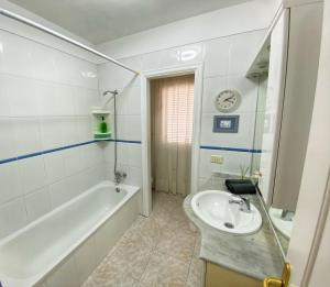 阿罗纳Hugo's holiday apartment in Costa del Silencio的带浴缸和盥洗盆的浴室
