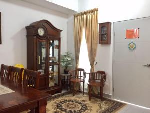 峇冬加里As Salam Musliim Homestay的一间设有大钟和椅子的用餐室
