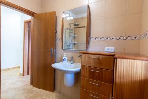 英雄港Chalé d'Angra Guest House的一间带水槽和镜子的浴室