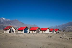 锡卡都Oasis Resort的沙漠中一排有红色屋顶的房屋