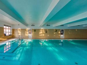 什恰夫尼察简恩酒店的在酒店房间的一个大型游泳池
