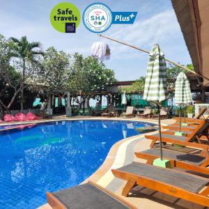 高兰Lanta Riviera Resort - SHA Extra Plus的一个带躺椅的游泳池,酒店标志