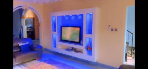 林贝Stunning 3-Bedrooms GuestHouse in Limbe Cameroon的一间带电视和沙发的客厅