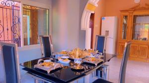 林贝Stunning 3-Bedrooms GuestHouse in Limbe Cameroon的厨房配有餐桌和食物