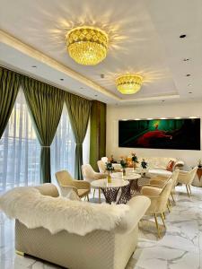 亚的斯亚贝巴Base Ethiopia International Hotel的客厅配有桌椅和电视