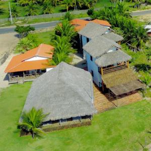 路易斯科雷亚Amazônia Kite Club的茅草屋顶房屋的顶部景观