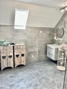 希尔蒂盖姆Chez Régine, ETAGE privé, 45M2的一间带水槽和镜子的浴室
