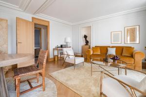 巴黎Hôtel Madison的客厅配有沙发和桌子