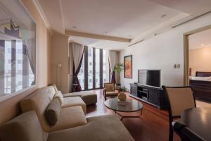 约翰内斯堡Luxury & Breathtaking Sandton & JoburgAmazing View的带沙发和电视的客厅