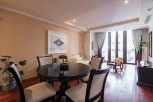 约翰内斯堡Luxury & Breathtaking Sandton & JoburgAmazing View的客厅设有餐桌和椅子